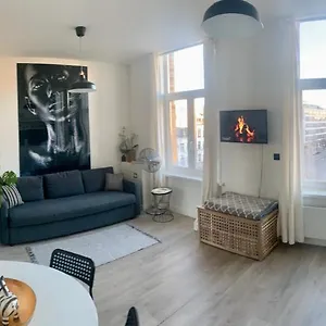  Apartment Sleep - Black And White Modern Flat With Cityview